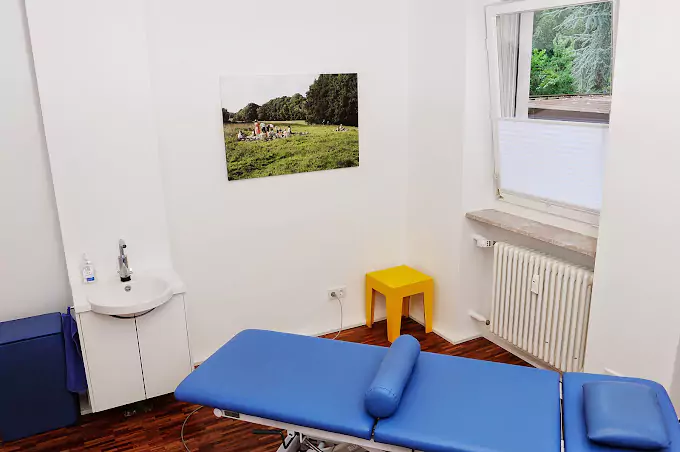 Behandlungsliege in einem Behandlungszimmer einer Physiotherapiepraxis