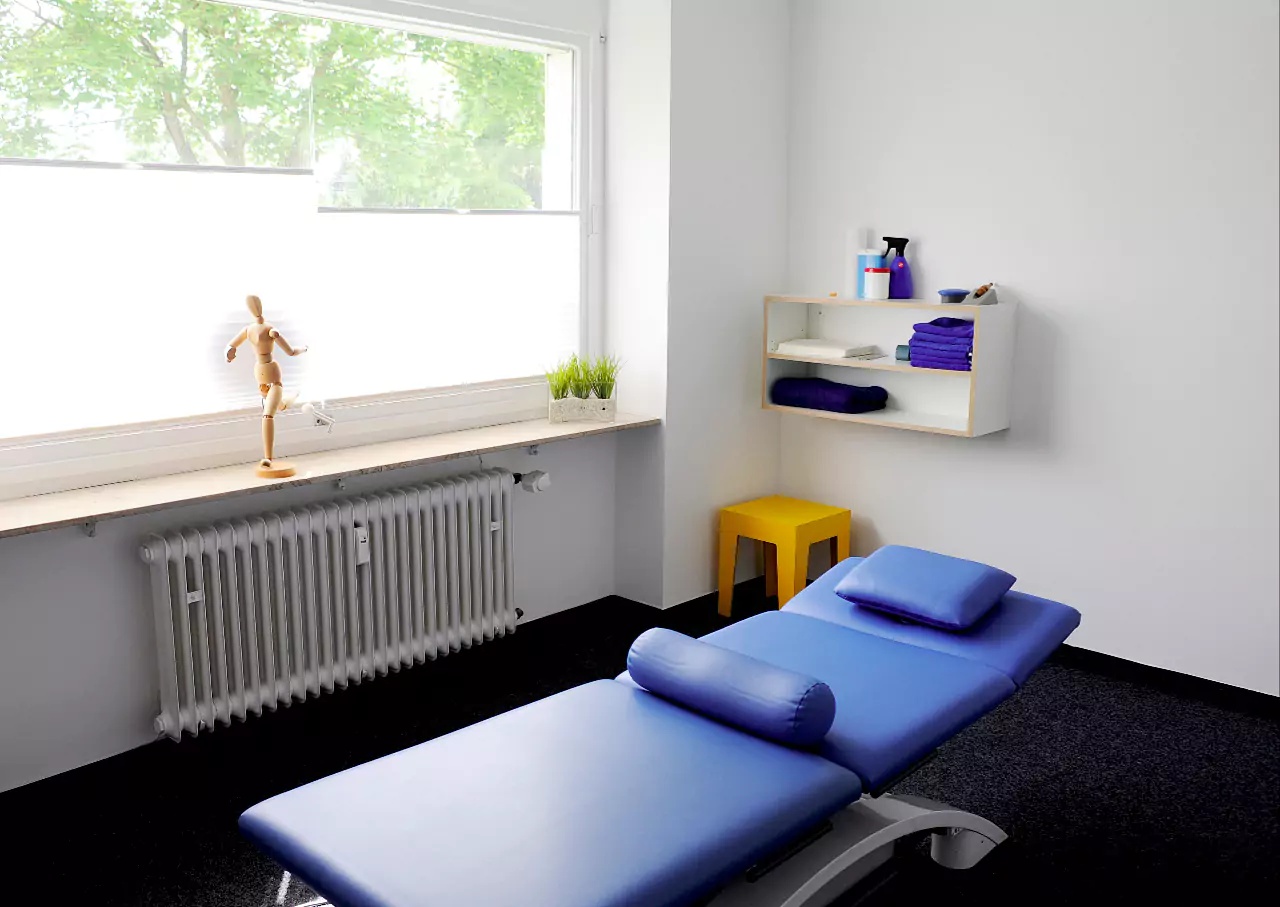 Behandlungsliege in einem Behandlungszimmer einer Physiotherapiepraxis