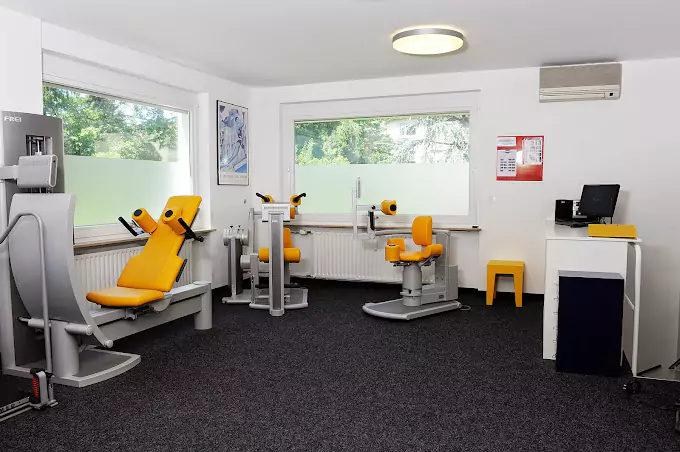 Fitnessraum mit Fitnessgeräten (Hometrainer)