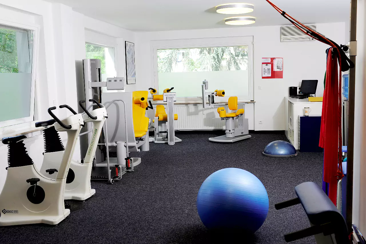 Fitnessraum mit Fitnessgeräten (Hometrainer, Gymnastikball,Seilen, Therabänder)