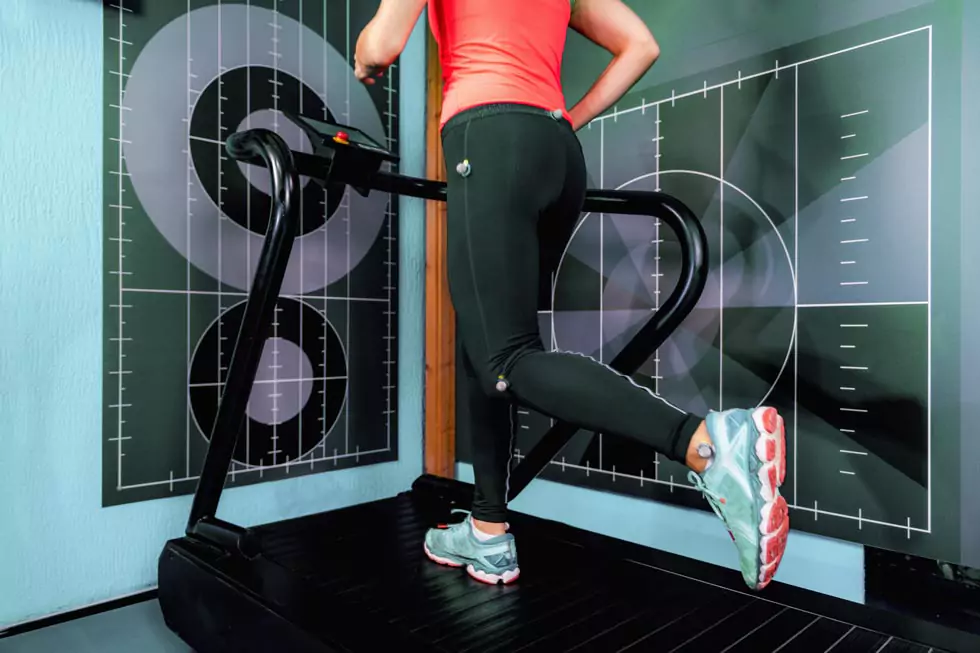 weibliche Athletin beim Laufen auf dem Laufband