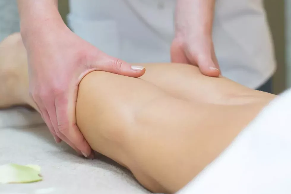 manuelle Lymphdrainage für eine Patientin mit Schwellungen