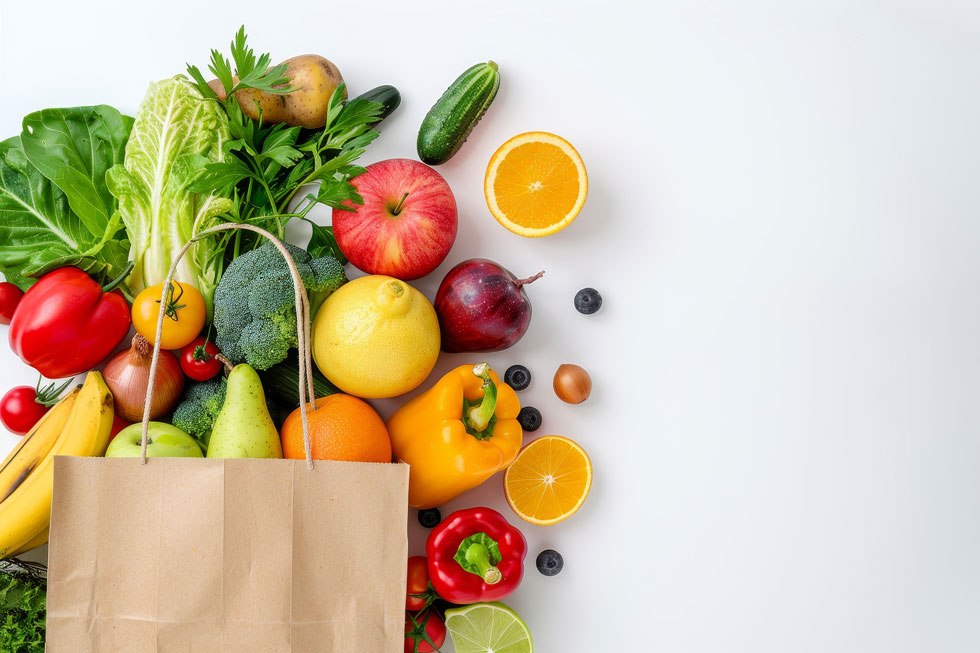 Gesunde Lebensmittel in Papiertüte Gemüse und Obst.